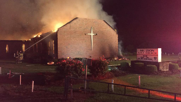 Photo d'une église noire en flamme aux USA