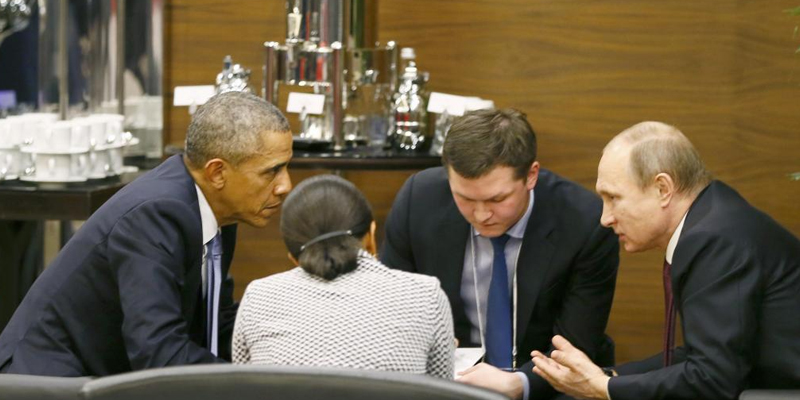 Le président américain Barack Obama en tête à tête avec son homologue russe, le 15 novembre 2015 lors du G20 à Antalya en Turquie.